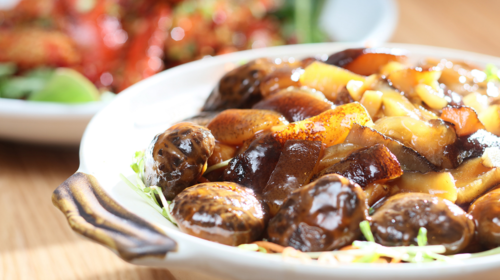 2023-01-05_PR_Three-on-Canton_Braised-Sliced-Whelks-and-Mushrooms-on-Shanghai-Pak-Choi_1000x560.jpg