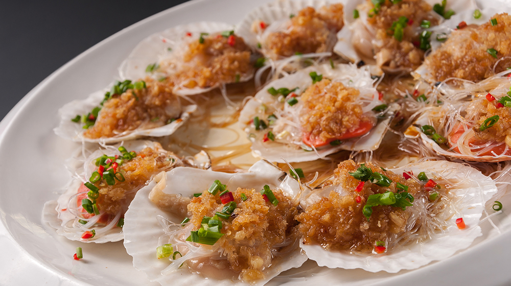 2023-01-05_PR_Cafe-Marco_Steamed-Whole-Scallops-with-Vermicelli-and-Garlic_1000x560-(1).jpg